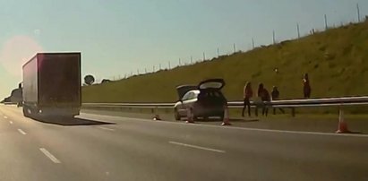 Mieli awarię na autostradzie, więc postanowili... zagrać w siatkówkę!