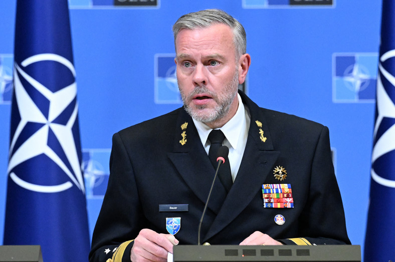 Przewodniczący Komitetu Wojskowego NATO Rob Bauer na konferencji prasowej w Brukseli, Belgia, 18 stycznia 2024 r.