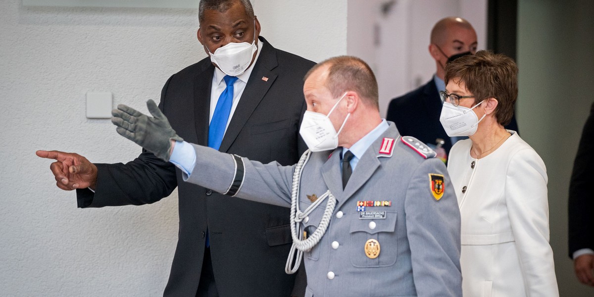 Sekretarz obrony Stanów Zjednoczonych Lloyd Austin, niemiecka minister obrony Annegret Kramp-Karrenbauer oraz szef protokołu armii niemieckiej Bundeswehr Volker Bauersachs przyjeżdżają na konferencję prasową do niemieckiego Ministerstwa Obrony Bendlerblock w Berlinie, Niemcy, 13 kwietnia 2021 r.