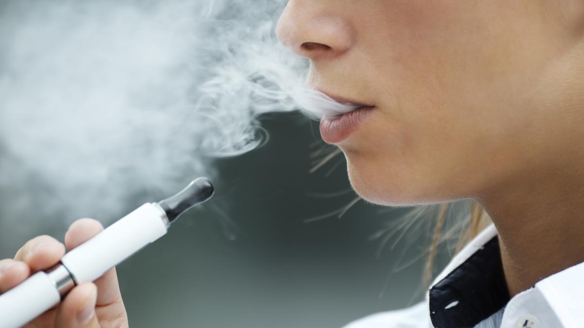Vigyázzon, hol kapja elő e-cigijét: mától kemény bírság jár a füstölésért -  Blikk