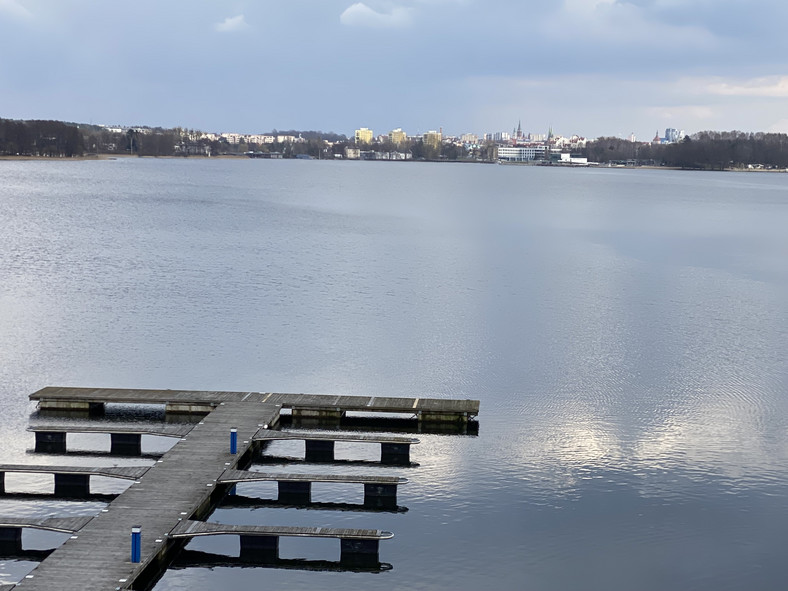 Na tarasie z widokiem na jezioro Ukiel i panoramę Olsztyna można ćwiczyć jogę