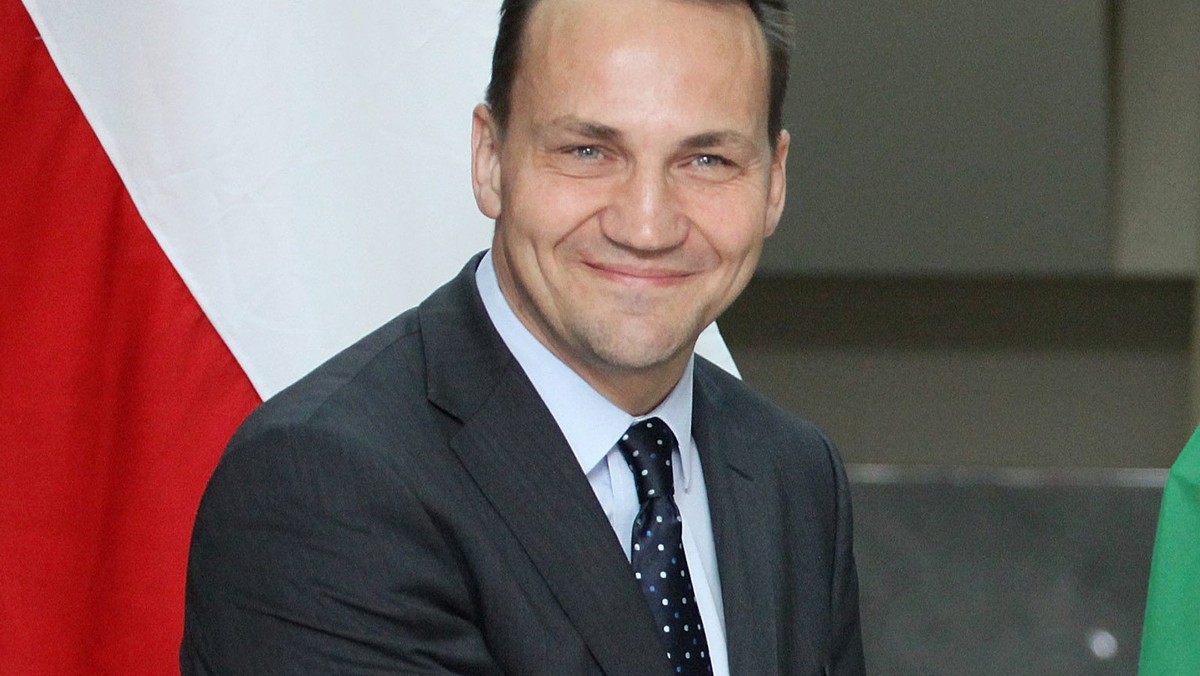 Minister spraw zagranicznych Radosław Sikorski pogratulował w Bengazi Libijczykom wolności i zadeklarował pomoc - poprzez dzielenie się polskimi doświadczeniami transformacji ustrojowej.