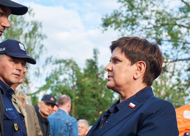 Premier Beata Szydło w punkcie sztabu kryzysowego przy moście na rzece Brda w miejscowości Rytel