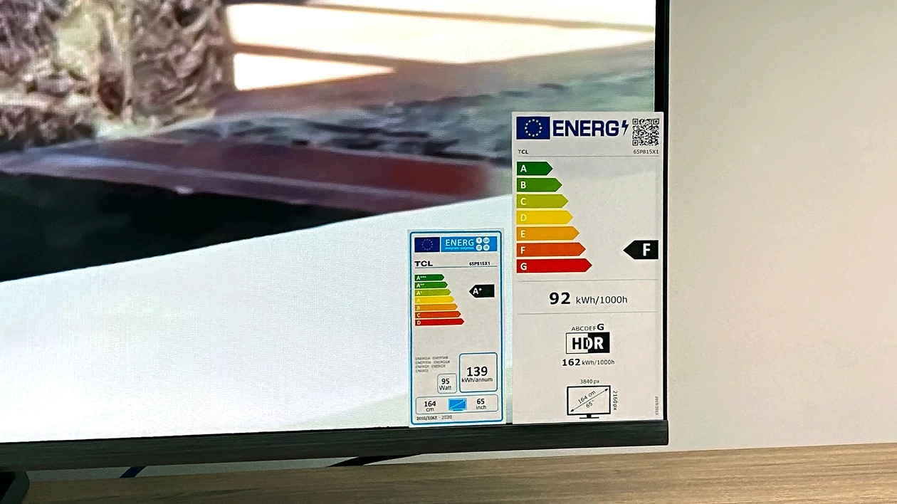 Naklejka ważna do marca 2021 roku klasyfikowała telewizor w klasie efektywności A+, teraz należy on do nowej klasy efektywności F według dużej naklejki – przy niezmienionym zużyciu prądu