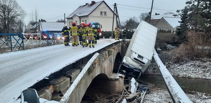 Tir wpadł do rzeki i uszkodził wodociąg. Mieszkańcy zostali bez wody