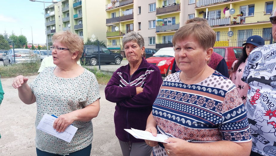 Problemy mieszkańców przy Kochanowskiego w Kutnie. Zły stan bloku kolejowego
