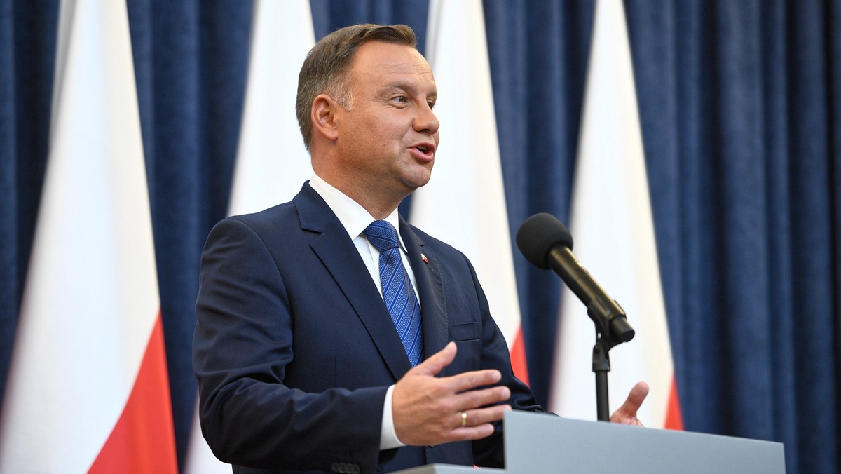 Łączę się w modlitwie w intencji wszystkich, którzy ucierpieli w wyniku ubiegłorocznej nawałnicy w Suszku - napisał prezydent Andrzej Duda w liście skierowanym do uczestników odbywającej się w sobotę w Lotyniu (woj. pomorskie) mszy polowej w intencji ofiar tamtych wydarzeń.