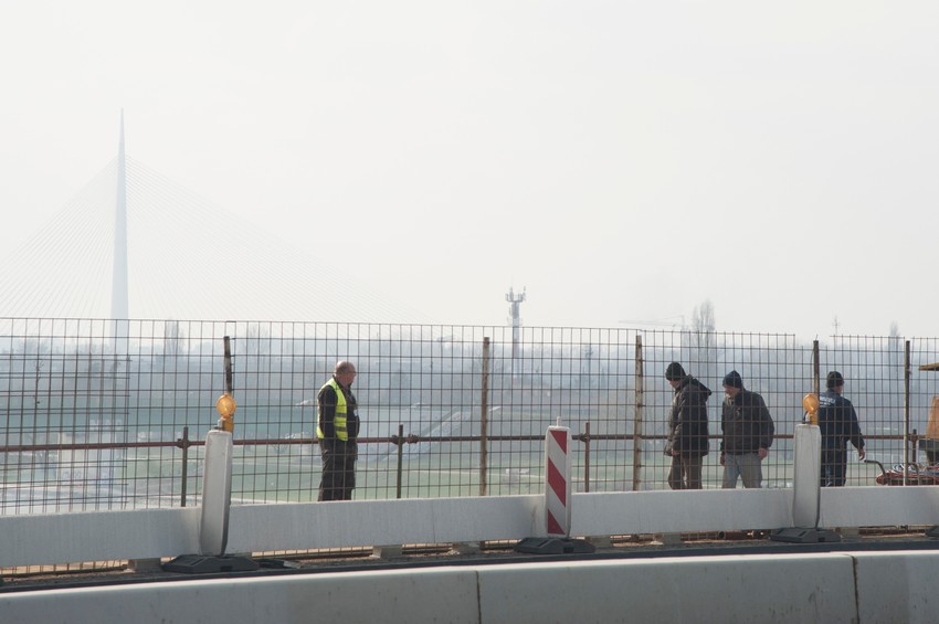 Radnici na pešačkoj stazi Brankovog mosta