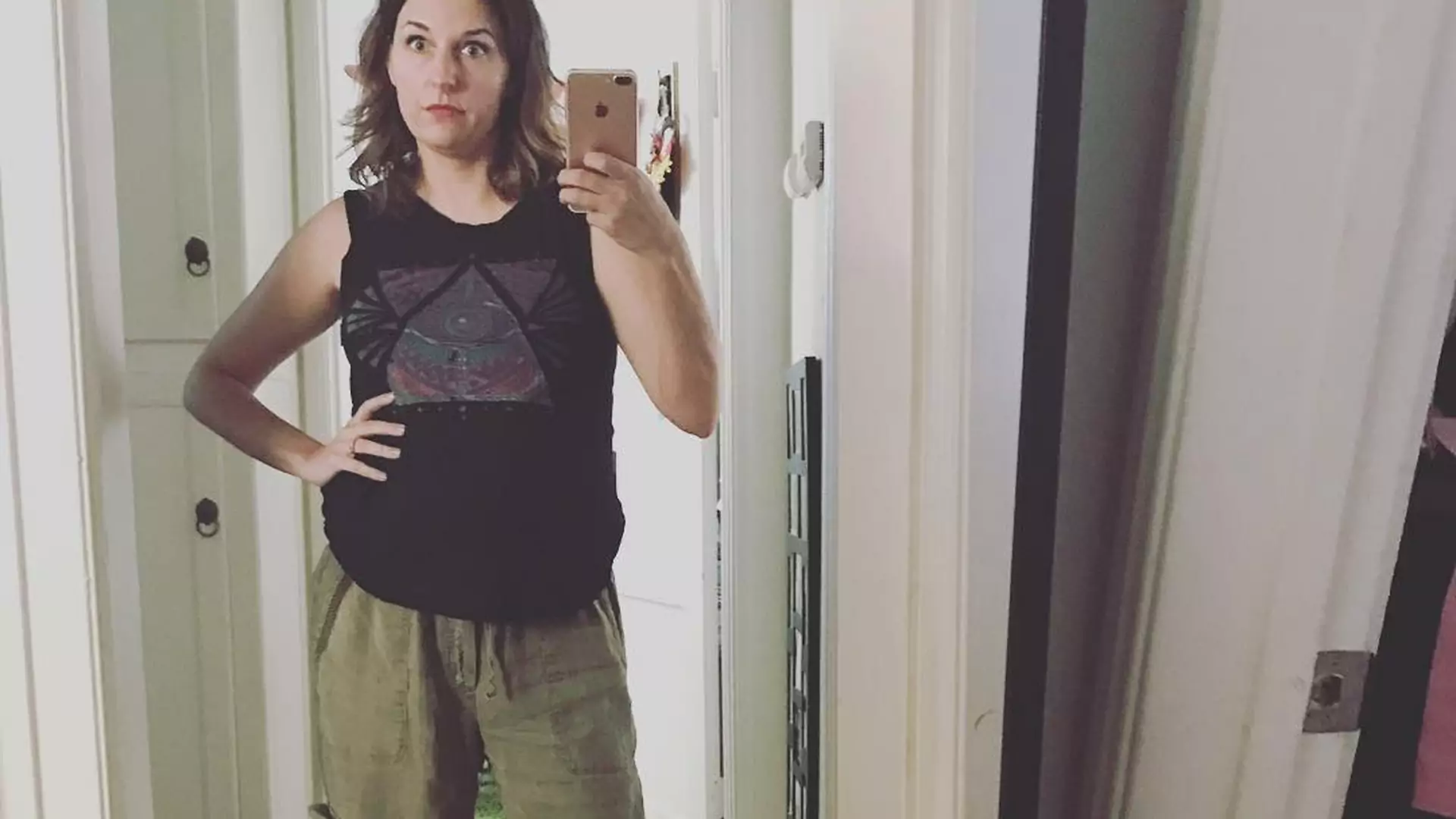 Mama o koszmarze zakupów po ciąży - "sukienki sprawiły, że czuję się nieszczęśliwa"