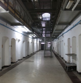 Naruszona godność chorych więźniów