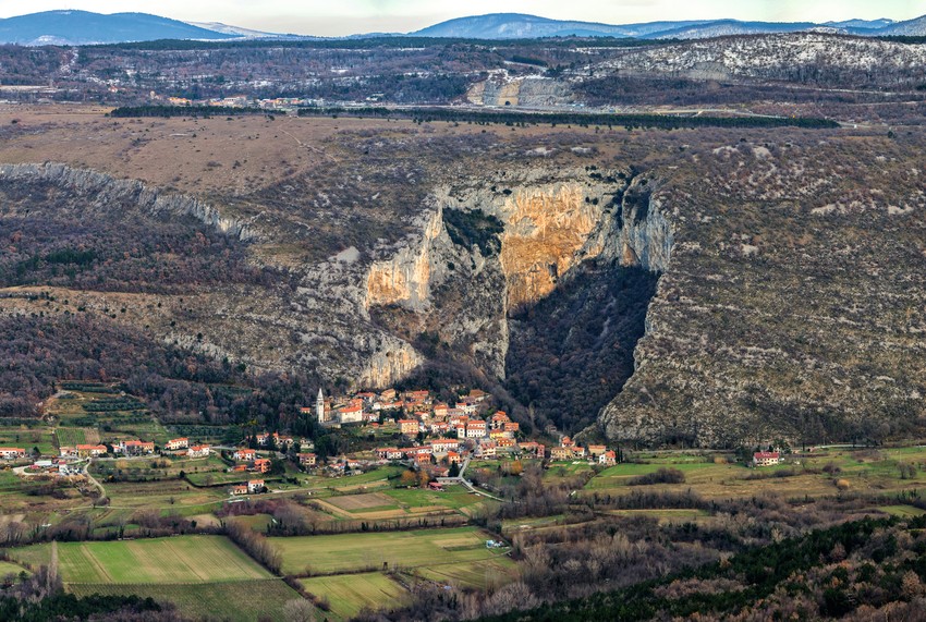 Osapska stena se prostire iznad Osapa, jednog od najstarijih slovenačkih sela, smeštenog ispod Kraškog grebena