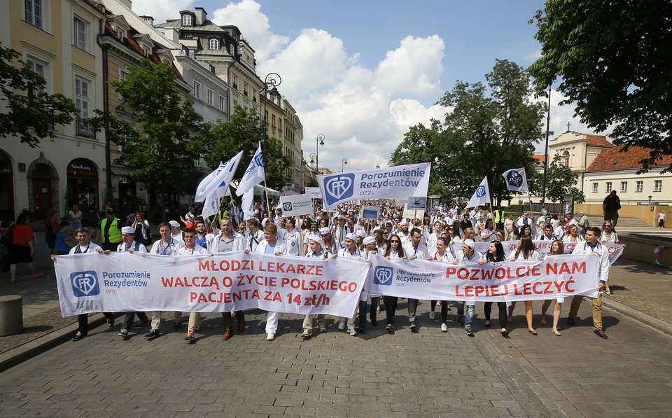 Lekarze-rezydenci chcą podwyżek. Protest w Warszawie