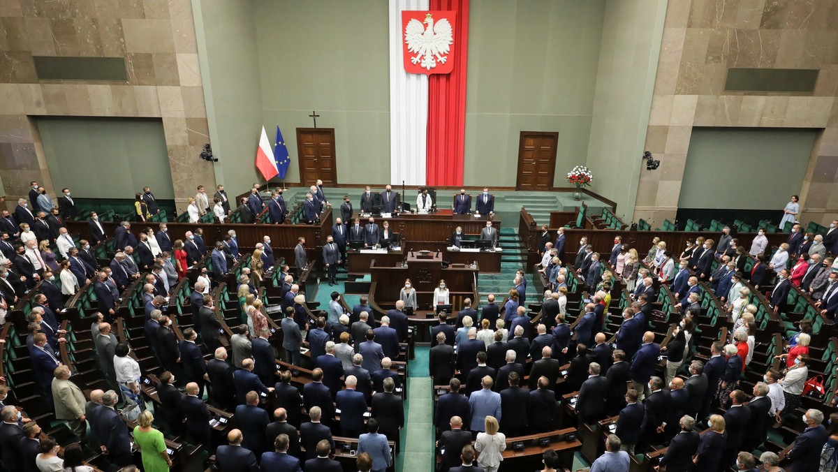 Posłowie z PiS dorabiają w ministerstwach, nie tracąc poselskich diet.