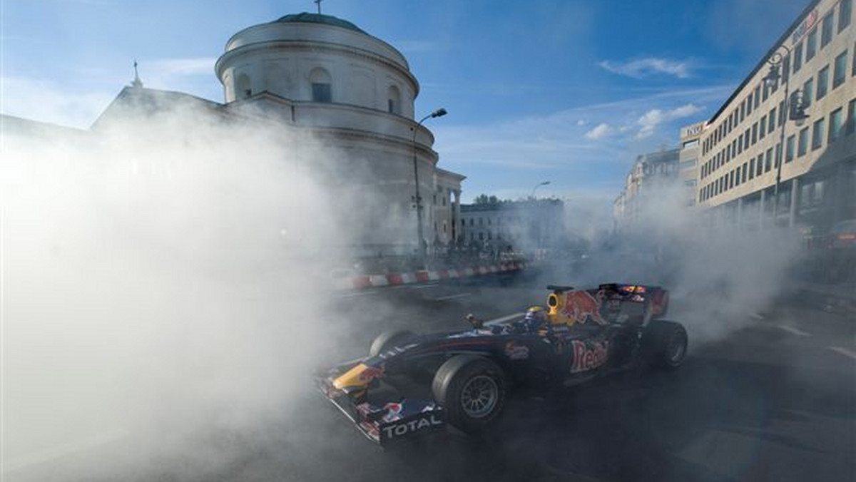4 września kilkadziesiąt tysięcy widzów entuzjastycznie dopingowało 24 amatorskich kierowców gokartów walczących o tytuł najlepszego uczestnika projektu Red Bull As w Karcie. W sobotnie popołudnie na Placu Trzech Krzyży w Warszawie zawrotne prędkości na ulicznym torze osiągał także bolid Red Bull Racing prowadzony przez Marka Webbera.