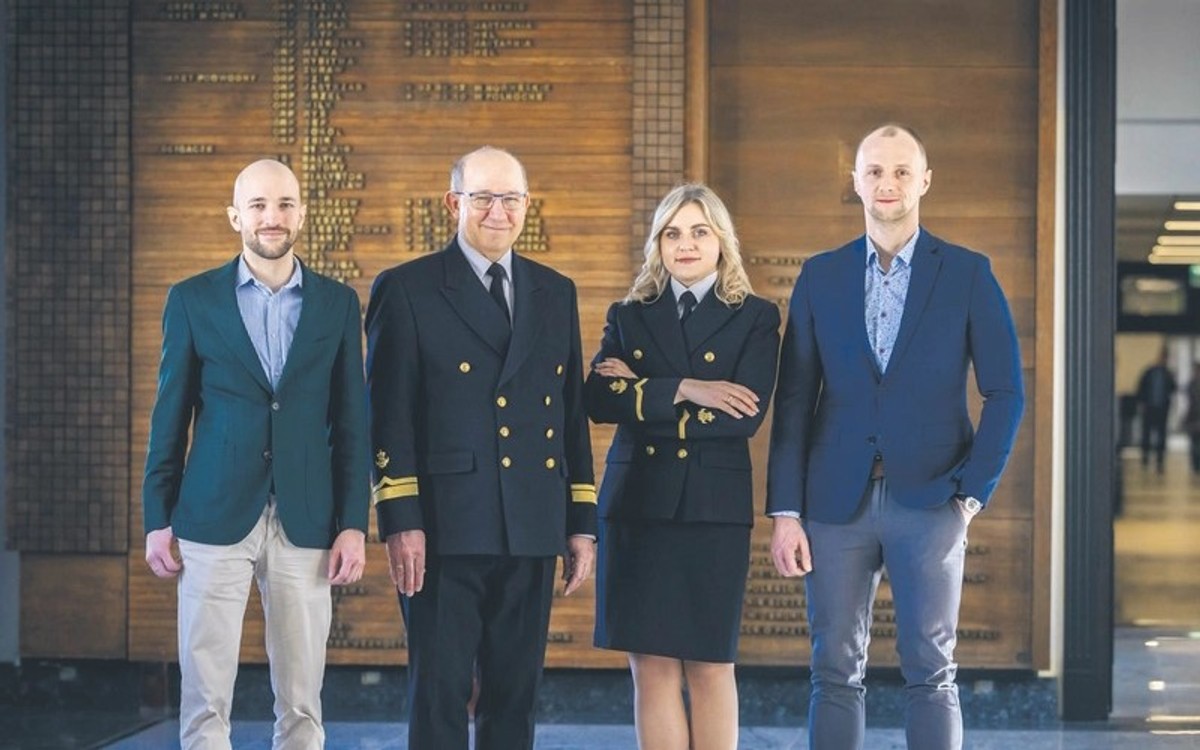 Dr hab. inż. Paweł Górecki, prof. dr hab. inż. Krzysztof Górecki, mgr Marlena Żur-Lewandowska brokerka innowacji z Centrum Transferu Technologii oraz mgr inż. Adrian Pietruszka z Uniwersytetu Morskiego w Gdyni/[Eureka! DGP]
