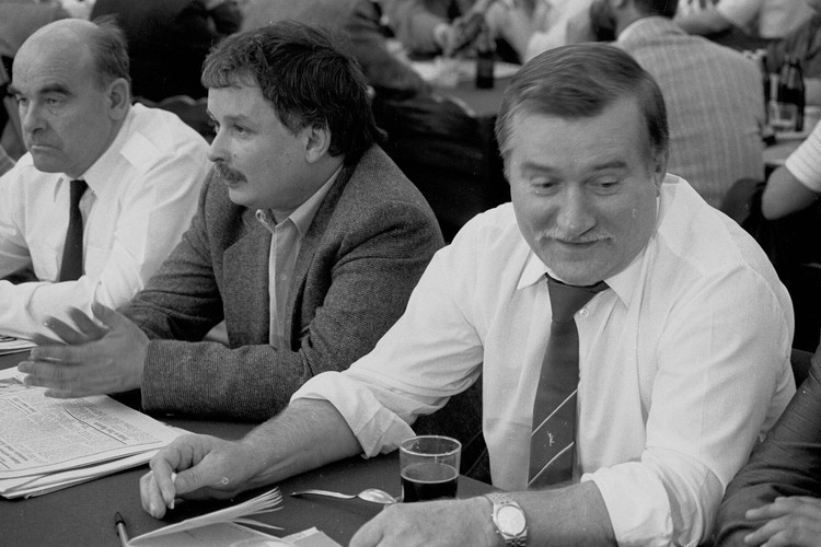 Przełomowe okazało się zatrudnienie w Stoczni Gdańskiej w 1967 roku. W grudniu 1970 r. brał aktywny udział w strajku w Stoczni Gdańskiej i został wybrany do pięcioosobowego komitetu strajkowego.  Po zakończeniu strajku, aresztowany i przesłuchiwany, po czterech dniach został zwolniony