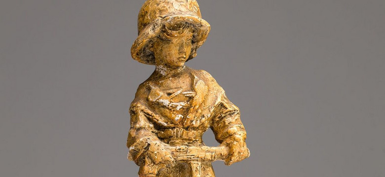 Oryginał rzeźby "Mały Powstaniec" Jerzego Jarnuszkiewicza wystawiony na aukcję