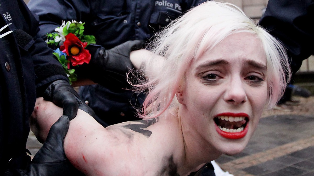 Roznegliżowany Femen protestuje mimo mrozu