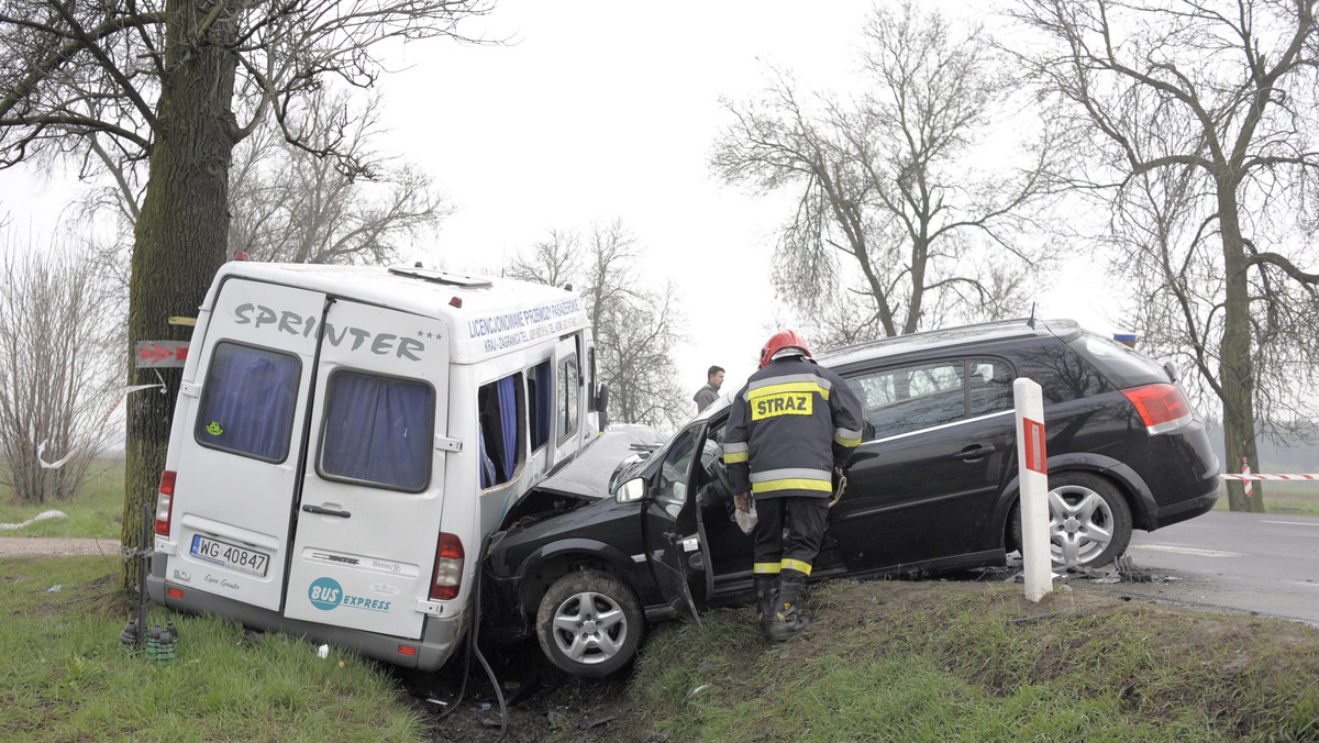 W mazowieckiem miało miejsce zderzenie samochodu osobowego i busa wiozącego dzieci. Jak informuje TVN24 - 10 dzieci zostało rannych w wypadku.