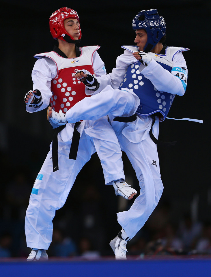 Karol Robak (w czerwonym plastronie) (srebrny medal) - taekwondo, kat. 68 kg