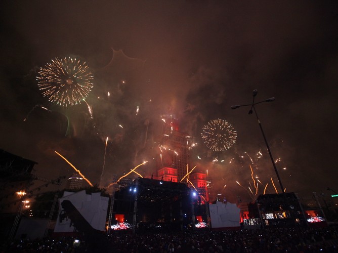 Pokaz sztucznych ogni w czasie koncertu 'Tu Warszawa'