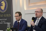 Mecenasi Rafał Dorosiński (L) i Jerzy Kwaśniewski (P) podczas briefingu prasowego Instytutu Ordo Iuris