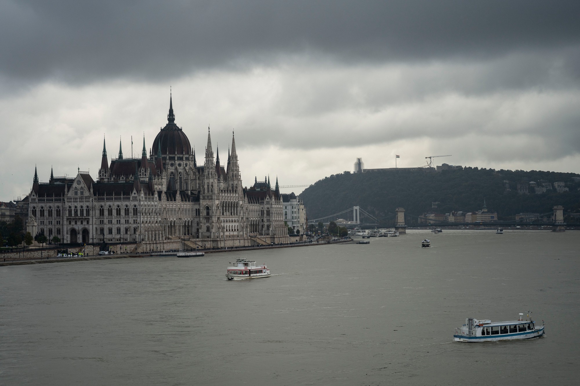 Na snímke tmavé mraky nad budovou parlamentu počas záplav v Budapešti.