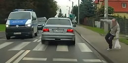 Kierowca BMW zrobił to na oczach policji. Finał zdumiewa. Zobaczcie nagranie