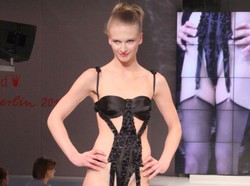 Polska Top Modelka półnago na wybiegu