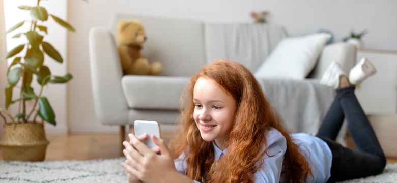 Kiedy dać dziecku pierwszą "komórkę"? Wiek, który podają eksperci, może cię zdziwić
