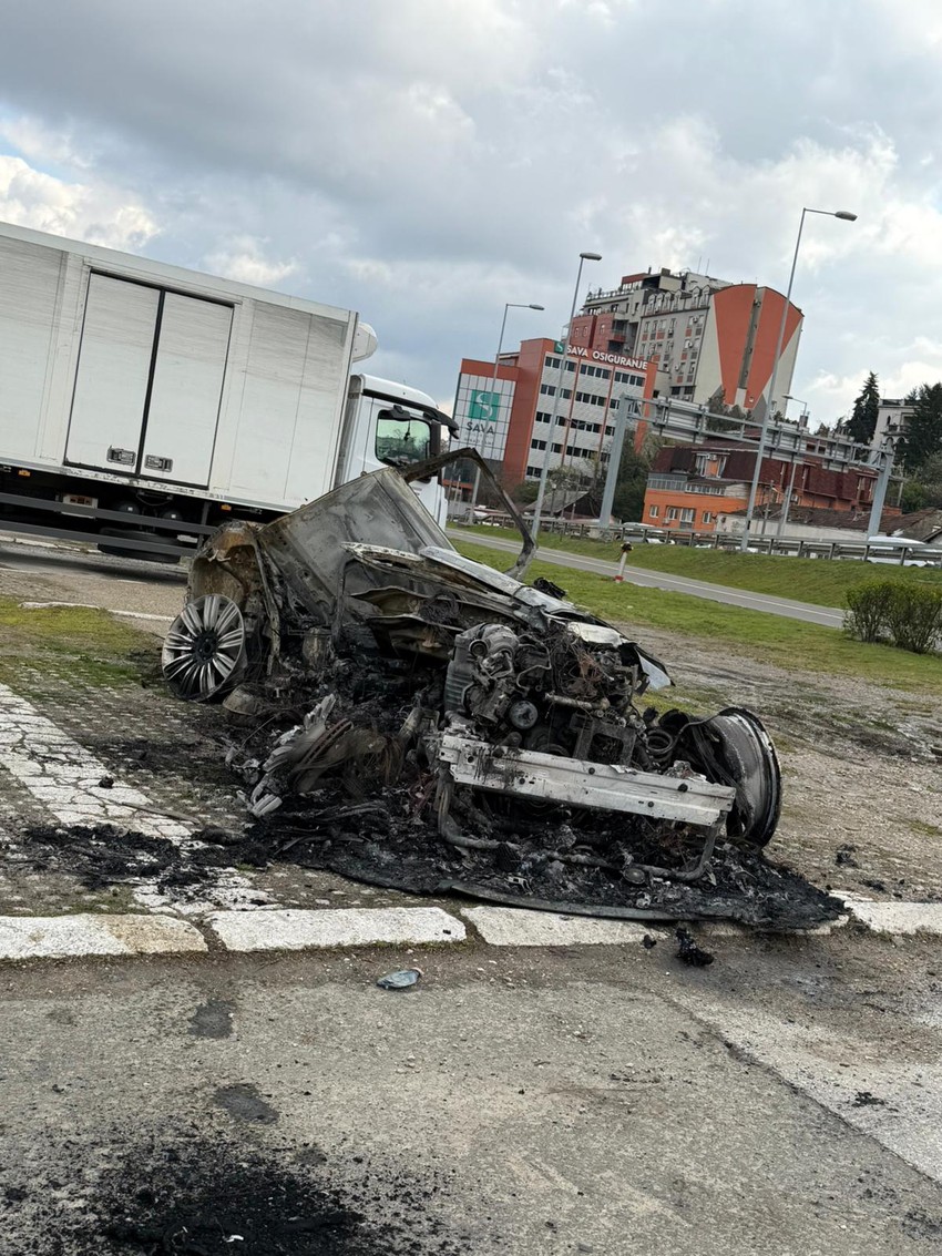 Izgoreo auto kod Mosta na Adi