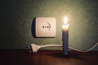 Przerwa w dostawie energii? Mało kto o tym wie, ale w takiej sytuacji możesz zapłacić niższy rachunek za prąd