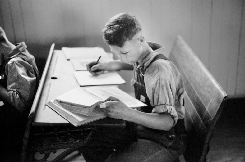 Uczeń wiejskiej szkoły w stanie Wisconsin, USA, wrzesień 1939 r.