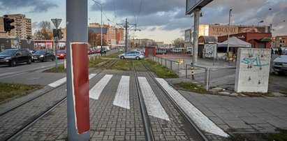 Beton na torach tramwajowych. Motorniczy miał refleks