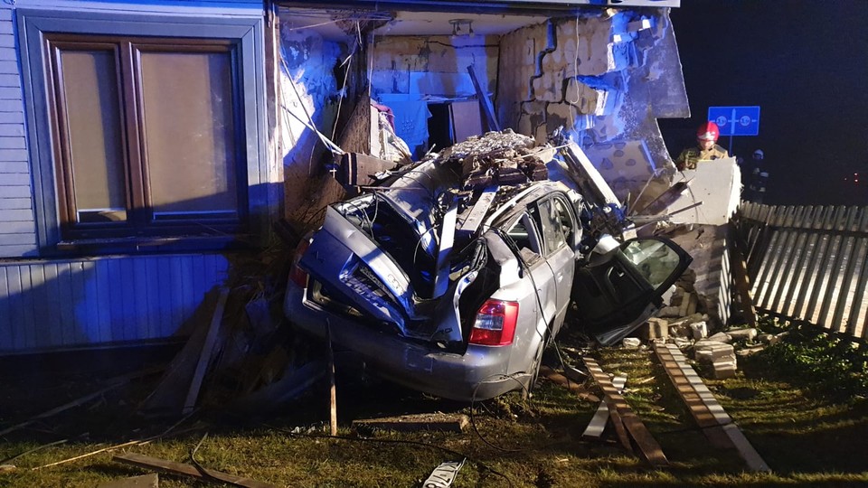 Pijany kierowca wjechał w dom. Uciekał przed policją