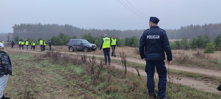 Ponad 100 osób szuka starszego mężczyzny. W piątek oddalił się od swojego domu