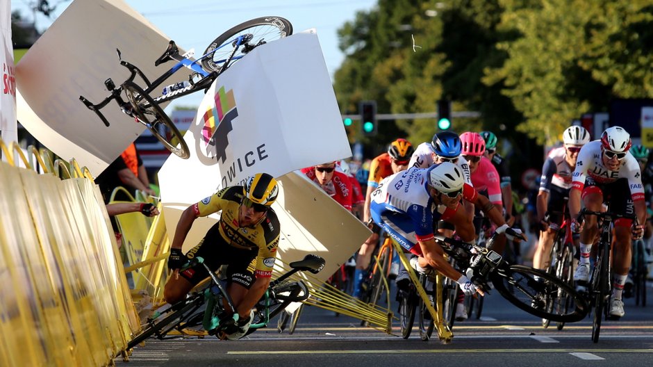 Katowice, 05.08.2020. Kraksa na mecie 1. etapu wyścigu kolarskiego 77. Tour de Pologne z Chorzowa do Katowic.