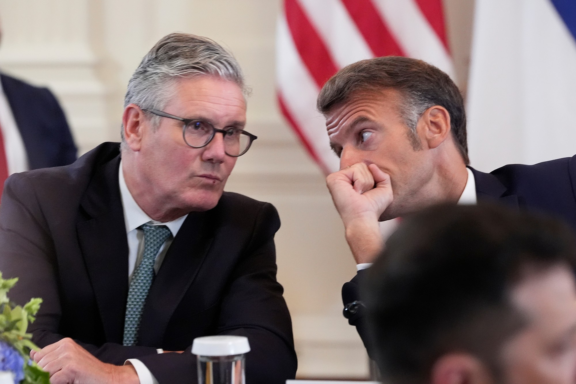 Britský premiér Keir Starmer (vľavo) a francúzsky prezident Emmanuel Macron na stretnutí s prezidentom Donaldom Trumpom a ukrajinským prezidentom Volodymyrom Zelenským.
