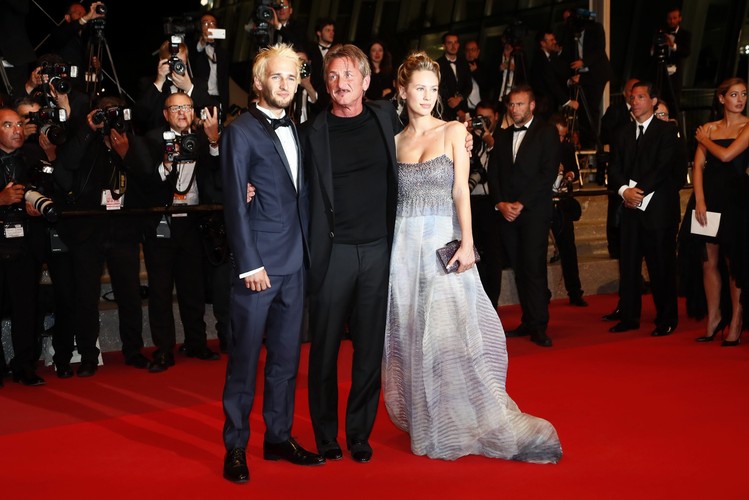 Sean Penn z dziećmi na czerwonym dywanie