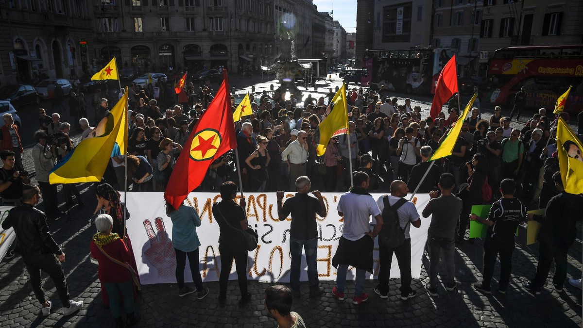 Francja, Niemcy i W. Brytania zażądały zwołania posiedzenia Rady Bezpieczeństwa ONZ w celu omówienia <a href="https://wiadomosci.onet.pl/swiat/turcja-rozpoczela-inwazje-w-syrii-ruszyla-operacja-przeciwko-kurdom/8h0z2rm" id="07bb71be-f625-42b8-81e9-5b36d1c1587e">tureckiej ofensywy w Syrii</a>. Według źródeł dyplomatycznych, na które powołuje się AFP, pilne posiedzenie RB odbędzie się w czwartek.