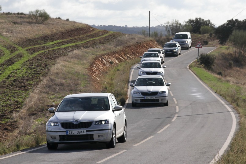 Skoda opublikowała zdjęcia z testów trzeciej generacji octavii - auto stylem przypomina debiutujący w Polsce model rapid. Nowe wcielenie czeskiego hitu zostało zbudowane na modułowej platformie podłogowej MQB jaką opracowali inżynierowie Volkswagena, a którą wykorzystują już nowe audi A3, nowy volkswagen golf i nowy seat leon. Octavia trzeciej generacji urosła wzdłuż i wszerz. Dodatkowe milimetry przełożyły się na większą przestronność kabiny - miejsca z tyłu ma być niemal tyle co w - uwaga! - mercedesie klasy E. Wymiary: długość - 4659 mm (octavia II generacji - 4569 mm), szerokość - 1814 mm (octavia II generacji - 1769 mm), rozstaw osi - 2686 mm (octavia II generacji - 2575 mm)...