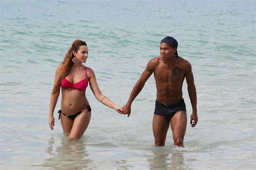 Jonathan Biabiany z ciężarną żoną na plaży