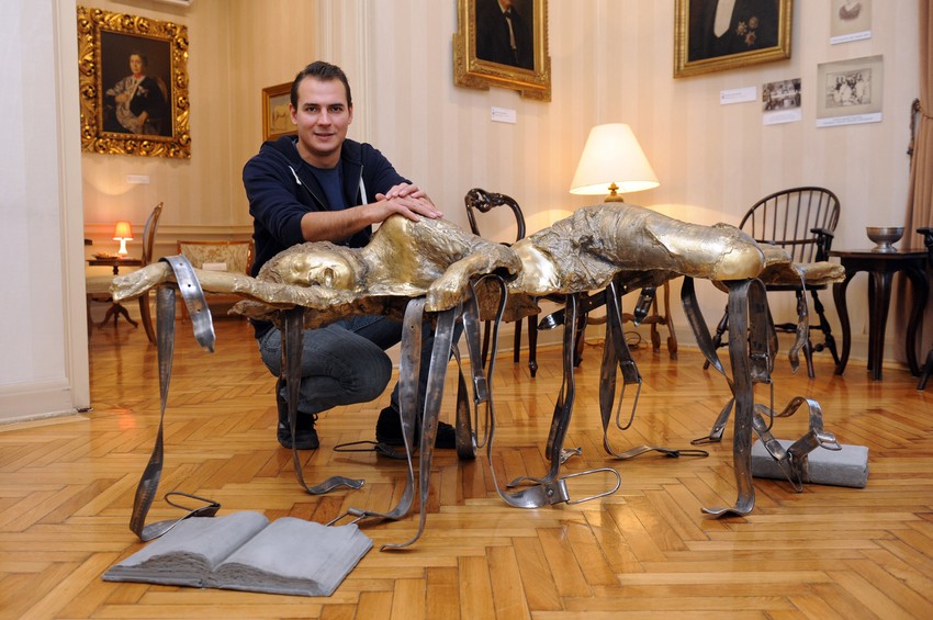 Robertson pored skulpture u bronzi