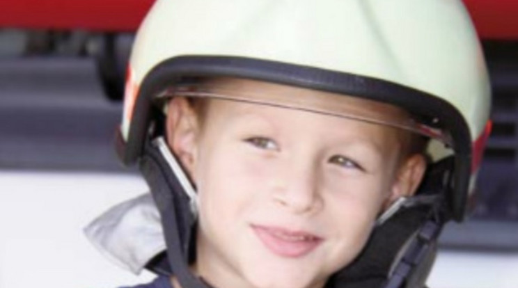 Hiába csak 5 éves Bosznai
Benett, beadta jelentkezését a pécsi tűzoltóságra mint fecskendős
