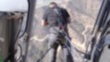 Fotograf, który robi piękne zdjęcia wisząc na linie przyczepionej do helikoptera