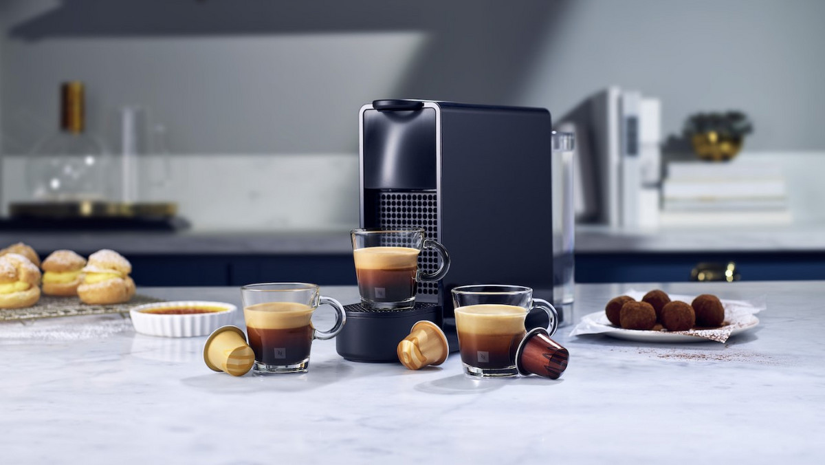 Nespresso przedstawia kolekcję kaw Barista Creations inspirowaną doświadczeniem i kreatywnością najlepszych baristów z całego świata. Trzy nowe mieszanki – Vanilla Éclair, Caramel Crème Brulée i Cocoa Truffle zostały stworzone tak, by idealnie komponować się z mlekiem. Nowym kawom Barista Creations towarzyszy premiera ekspresu Nespresso Atelier. Nowe mieszanki i ekspres pozwalają cieszyć się doświadczeniem kawowym najwyższej klasy w zaciszu własnego domu. Kawy Nespresso Barista Creations są już dostępne w sprzedaży – można je zamówić przez stronę www.nespresso.com, aplikację mobilną lub Centrum Obsługi Klienta.