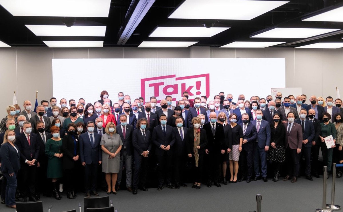 Uczestnicy spotkania dotyczącego powołania ogólnopolskiego stowarzyszenia Ruch Samorządowy "Tak! dla Polski"