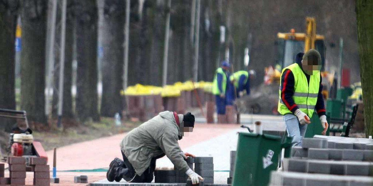 Budują ścieżki rowerowe na zimę, a o łataniu dziur zapomnieli