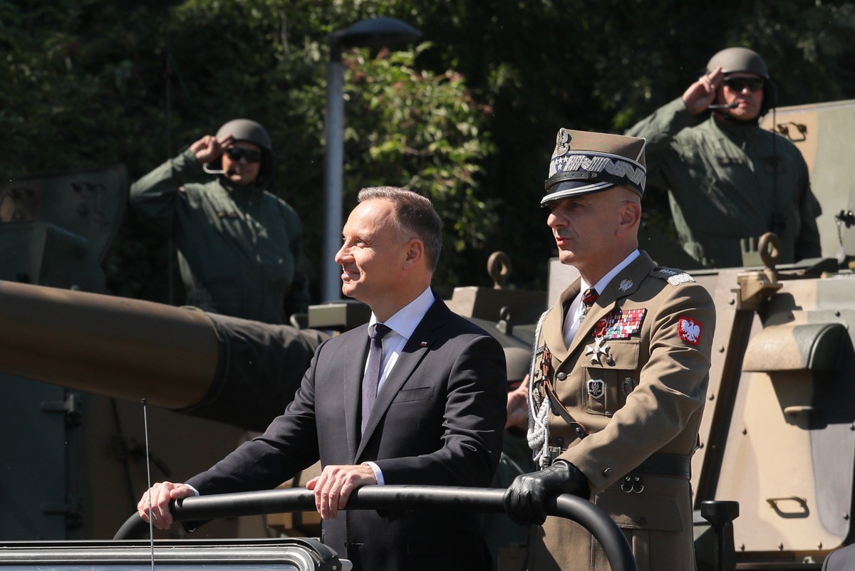 Prezydent RP Andrzej Duda (L) i szef Sztabu Generalnego Wojska Polskiego gen. Rajmund Andrzejczak (P)