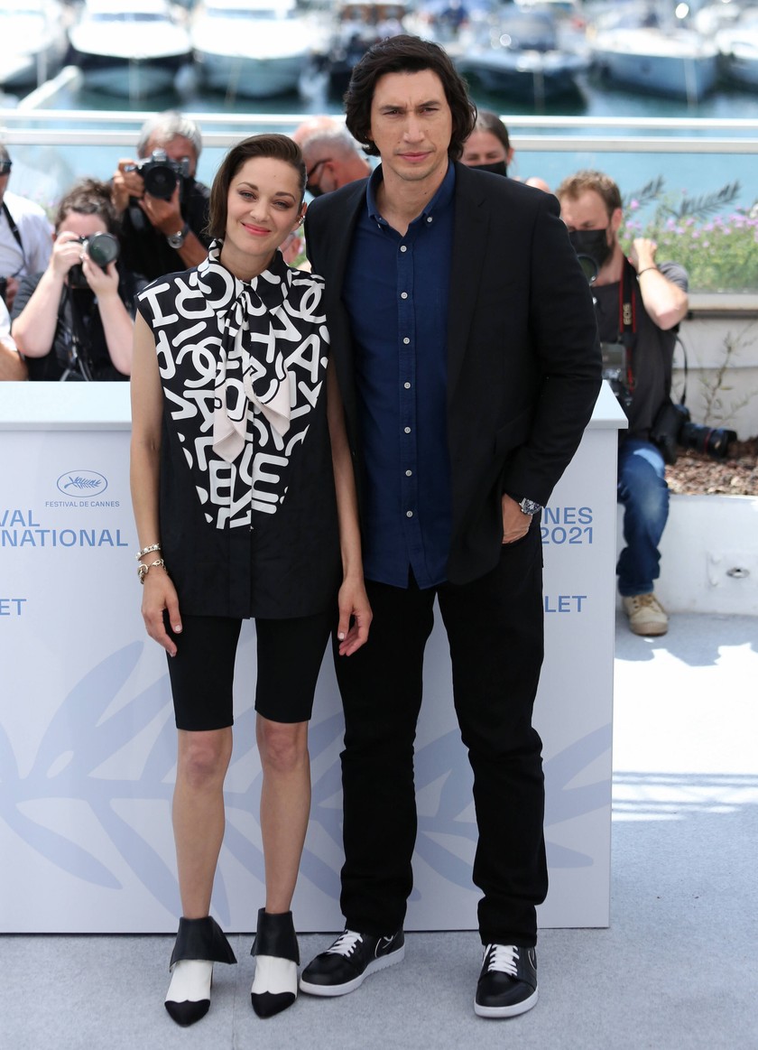 Die französische Schauspielerin Marion Cotillard (45) kommt in Chanel und lässt sich mit Adam Driver (37) fotografieren. 